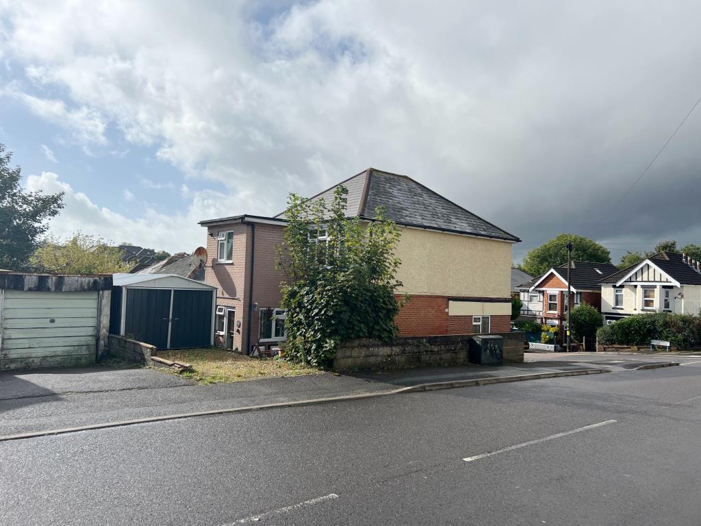 Lot: 33 - FREEHOLD DETACHED BUILDING ARRANGED AS TWO SELF-CONTAINED FLATS WITH GARAGE - Side and rear elevation with garage
